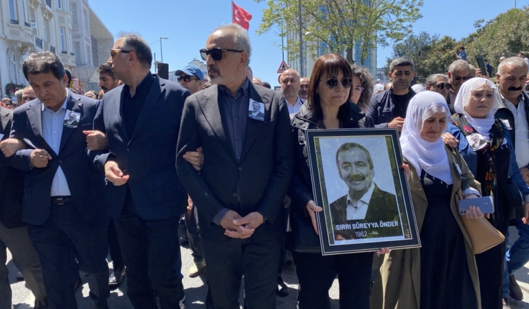 Sırrı Süreyya Önder Onbinlerin Sloganlarıyla Uğurlanıyor