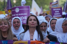 kadinlar-baris-icin-yurudu-bizsiz-bu-is-olmaz.png