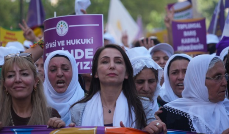 Kadınlar barış için yürüdü: Bizsiz bu iş olmaz