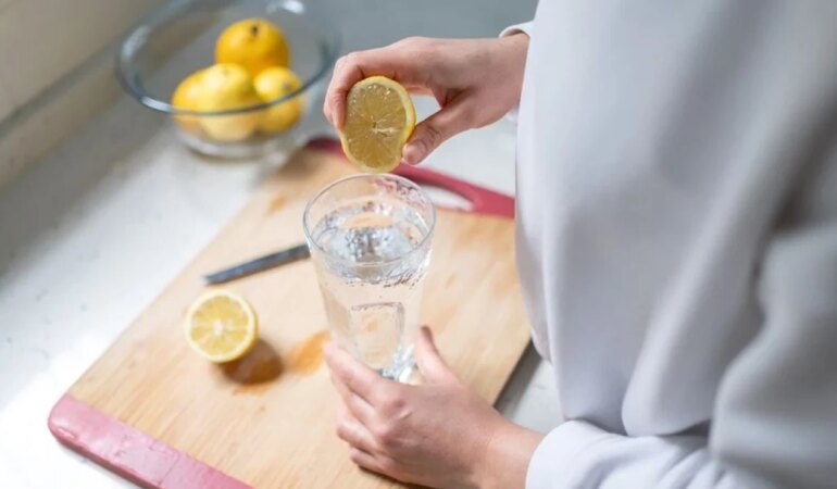 Limonlu su içmenin yaz aylarında 5 faydası
