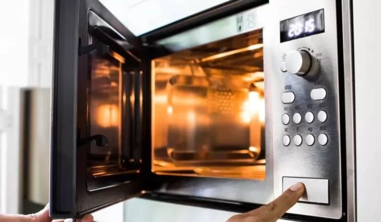 Mikrodalgaya asla koymamanız gereken 12 şey