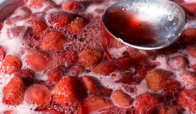 Ev yapımı çilek reçeli nasıl yapılır?