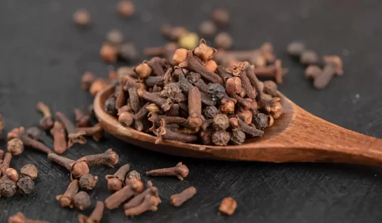 Karanfil Çiğnemek Ne İşe Yarar?