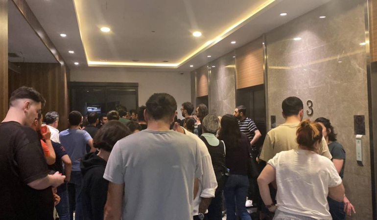 KRT TV çalışanları iş bıraktı