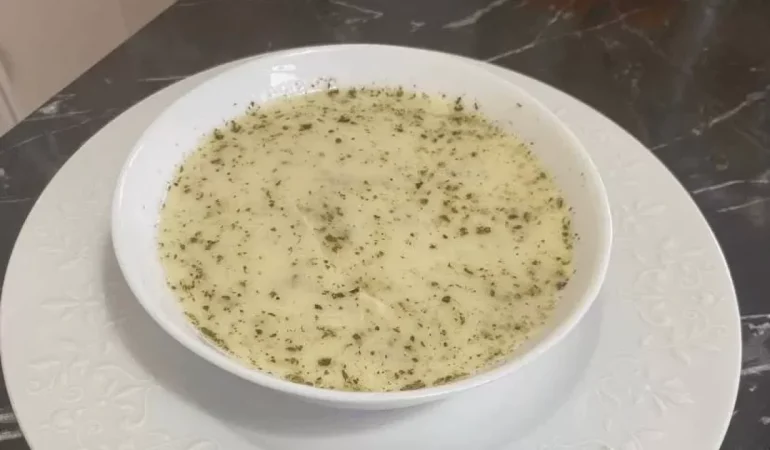 Ekşili sarımsaklı tavuk çorbası tarifi
