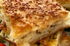 7558-peynirli-tepsi-boregi-tarifi-evde-kolay-ve-lezzetli-borek-yapmanin-yolu.jpg