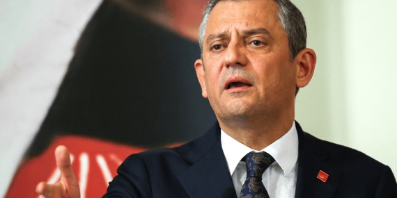 Özgür Özel’den Sert Tepki: Erdoğan bana siyasi rüşvet teklif ediyor