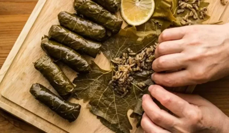 Dut Yaprağı mı, Üzüm Yaprağı mı? Hangisi Sarmada Kullanılır?