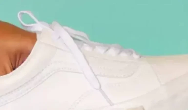Beyaz spor ayakkabılarınızı ilk günkü gibi parlatın