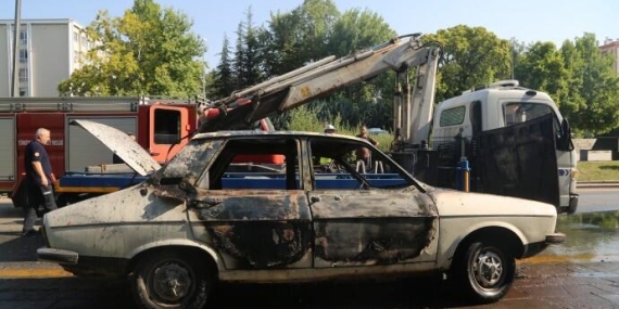 Meclis önünde beyaz Toros yakıldı