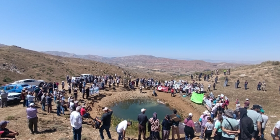 Zara Dipsizgöl köyünde, stronsiyum tuzu madenine karşı köylüler eylemde