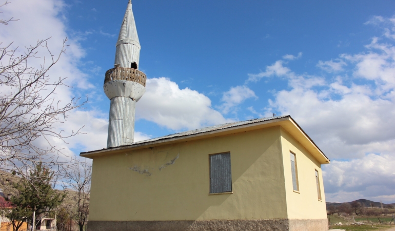 Alevi yerleşkelerine cami, cami uymaz ise mescit