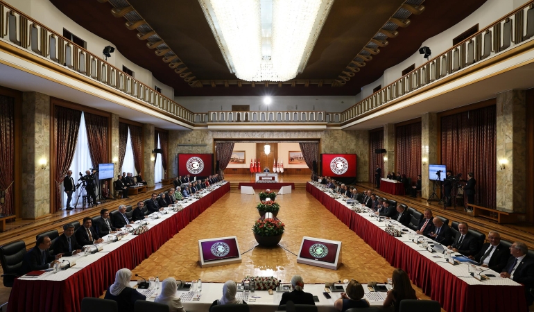 Hizbullahçı dernekten provokasyon: DEM Parti salonu terk etti