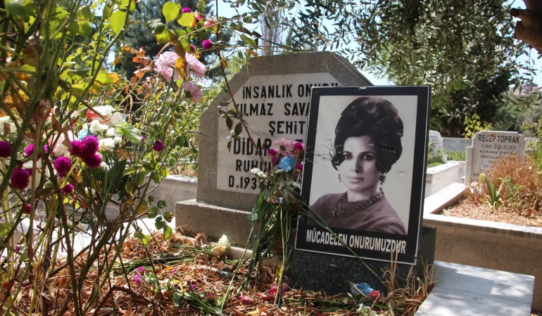 İHD kurucularından Şensoy mezarı başında anıldı