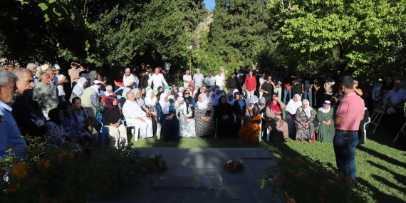 Apê Musa mezarı başında anıldı