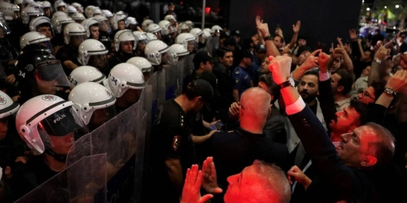 CHP Binası Ablukada: Yeni Barikatlar Getirildi