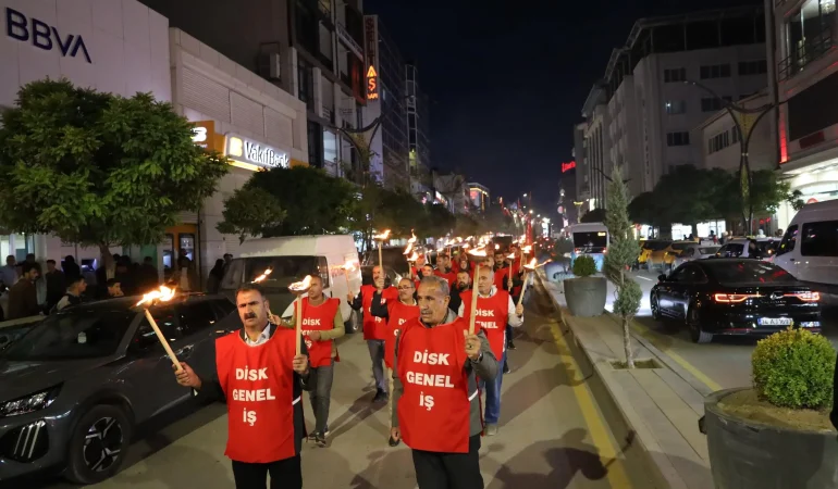 Van’da kayyumun işten çıkardığı işçilerden meşaleli yürüyüş