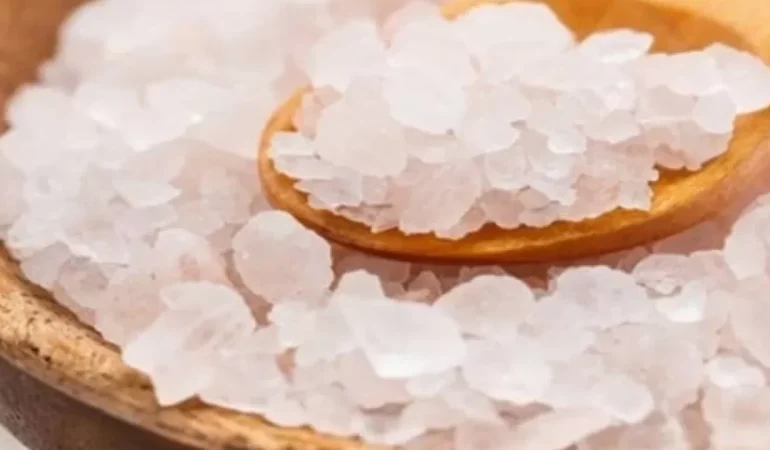 Sivilce ve siyah noktaya karşı kaya tuzu maskesi