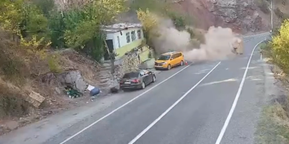 Dersim-Erzincan karayoluna dağdan kopan kaya yuvarlandı, facianın eşiğinden dönüldü