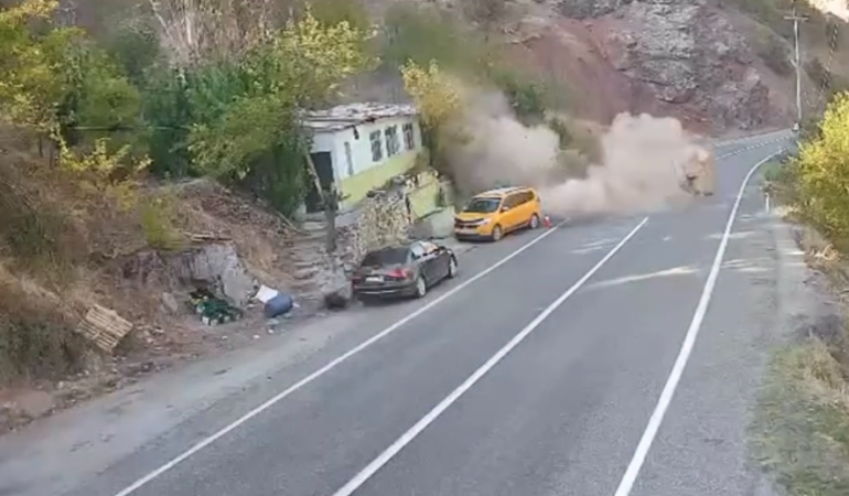 Dersim-Erzincan karayoluna dağdan kopan kaya yuvarlandı, facianın eşiğinden dönüldü