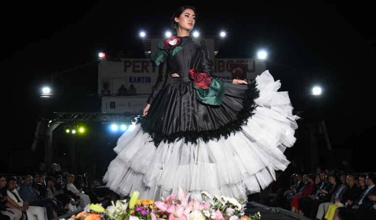 Kaleden podyuma mı? Kültürün yüreğine mi?