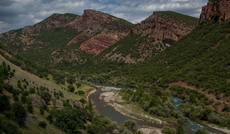 Munzur Dağları’na yamaç paraşütü merkezi planı tartışma yarattı: STK’lardan tepki, Valilikten savunma