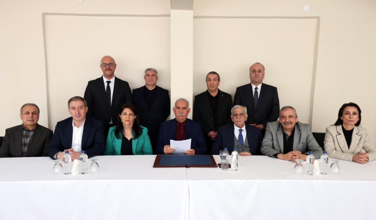 DEM Parti heyeti, Öcalan’ın mesajını duyurdu: Özgün ve bütüncül hukuka dayalı bir barış yasası