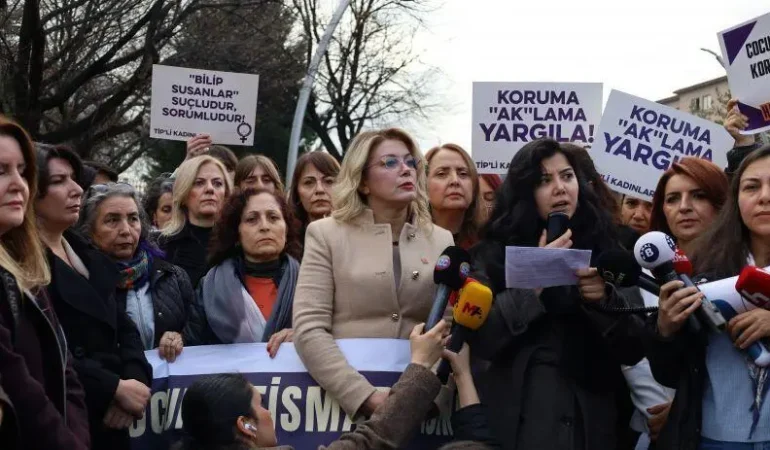 Meclis önünde cinsel istismar protestosu