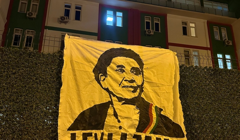 Bursaspor taraftarından Leyla Zana’ya küfürlü tezahürat: Amedspor’un Şehmus Özer Tesisleri’ne Leyla Zana pankartı asıldı