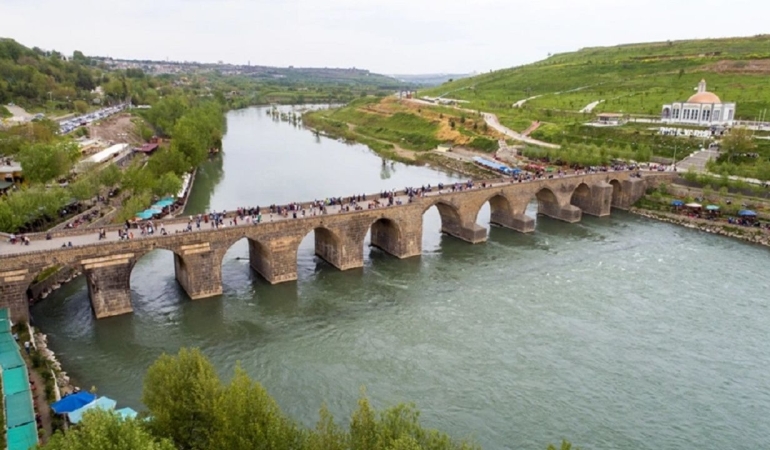Müdahale edilmezse On Gözlü Köprü kör olacak