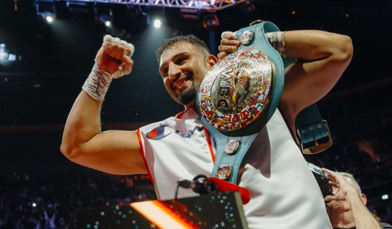 Agit Kabayel Yenilmezliğini Sürdürdü: Knyba’yı Nakavt Etti, Rojava Mesajı Verdi