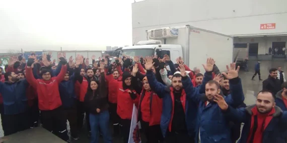 Depo işçilerinin mücadelesi sürerken Migros, işçilere işten atma mesajı gönderdi