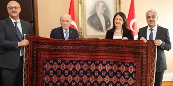 Devlet Bahçeli: DEM Parti heyeti, Abdullah Öcalan’ın dokuttuğu kilimi hediye etti. Kilime, ’27 Şubat 2025 Barış ve Demokrasi Kilimi’ adını veriyorum
