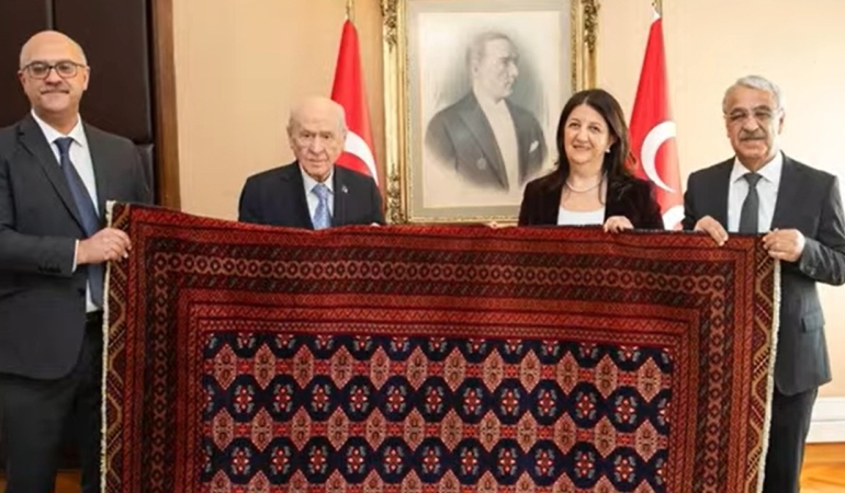 Devlet Bahçeli: DEM Parti heyeti, Abdullah Öcalan’ın dokuttuğu kilimi hediye etti. Kilime, ’27 Şubat 2025 Barış ve Demokrasi Kilimi’ adını veriyorum