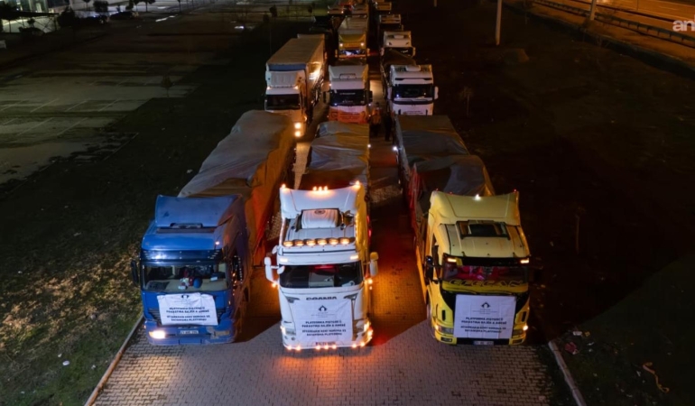 Diyarbakır’da toplanan 25 tır yardım malzemesi Kobani’ye ulaştı