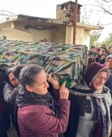 ÖLDÜRÜLEN 2 ÇOCUK ANNESİ SON YOLCULUĞUNA UĞURLANDI