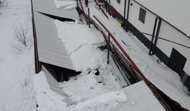 OSB’de yoğun kar nedeniyle çöken çatı yaklaşık 7 milyon liralık zarara yol açtı