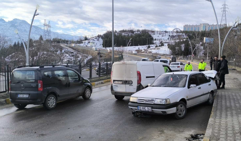 Dersim’de 5 aracın karıştığı zincirleme kazada 2 kişi yaralandı