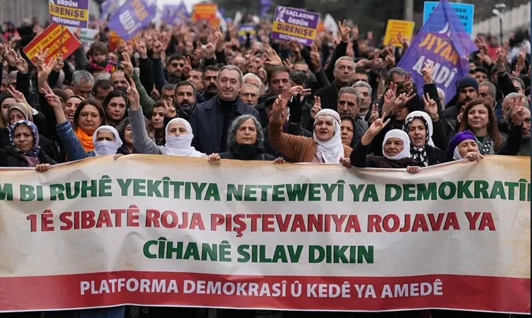 Diyarbakır’da on binlerce kişi Rojava için yürüdü