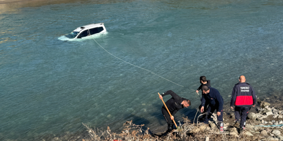 Dersim’de köprüden Munzur Çayı’na düşen otomobilin sürücüsü kurtarıldı