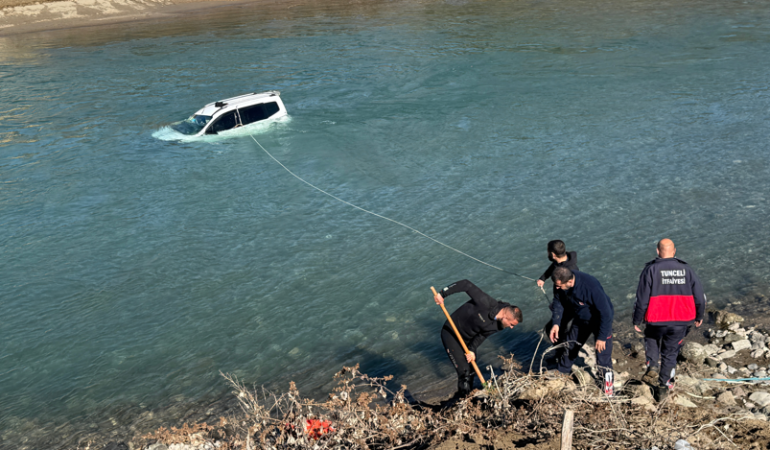 Dersim’de köprüden Munzur Çayı’na düşen otomobilin sürücüsü kurtarıldı