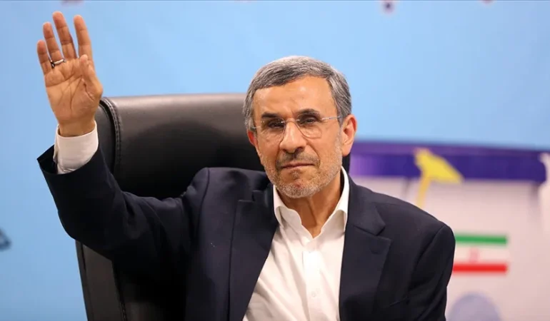 Eski İran Cumhurbaşkanı Ahmedinejad korumalarıyla birlikte öldürüldü