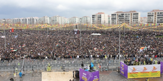 Diyarbakır’da “Özgürlük ve Demokrasi Newrozu”: Yüzbinler buluştu