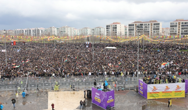Diyarbakır’da “Özgürlük ve Demokrasi Newrozu”: Yüzbinler buluştu
