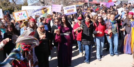 Dersim’de 8 Mart’ta yüzlerce kadın meydanlara çıktı: “Örgütlü mücadeleyi büyüteceğiz”