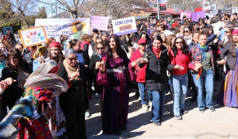 Dersim’de 8 Mart’ta yüzlerce kadın meydanlara çıktı: “Örgütlü mücadeleyi büyüteceğiz”