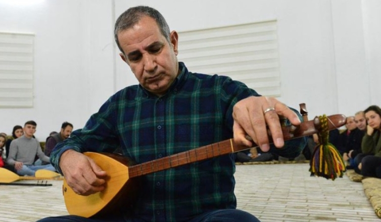 Dertli Divani ile Deyişlerin Dili
