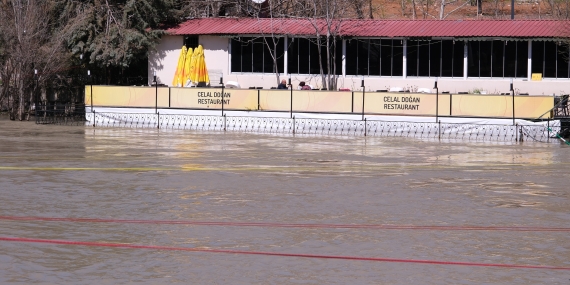 Munzur Nehri Taştı: Restoranların Bahçeleri Sular Altında Kaldı