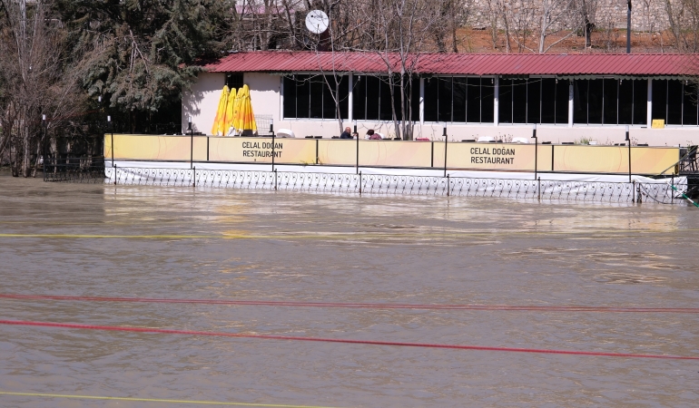 Munzur Nehri Taştı: Restoranların Bahçeleri Sular Altında Kaldı