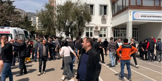 Kahramanmaraş’ta bir ortaokula silahlı saldırı: 4 kişi yaşamını yitirdi, onlarca yaralı var, ölü sayısının artmasından endişe ediliyor